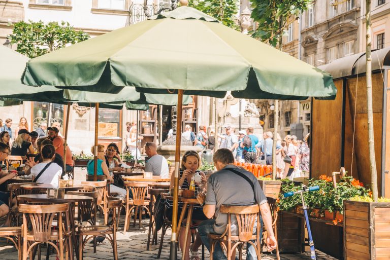 Львів’ян запрошують на акцію «Для своїх»: два квитка та кава за ціною одного