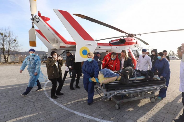 Вперше! На Львівщині хвору жінку доставили в лікарню гвинтокрилом (ФОТО) Вперше! На Львівщині хвору жінку доставили в лікарню гвинтокрилом (ФОТО)