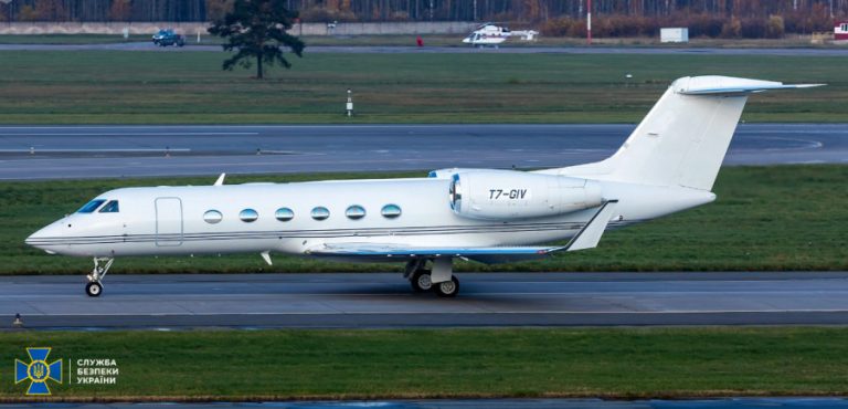 СБУ не пустила в Україну літак підсанкційного Тараса Козака