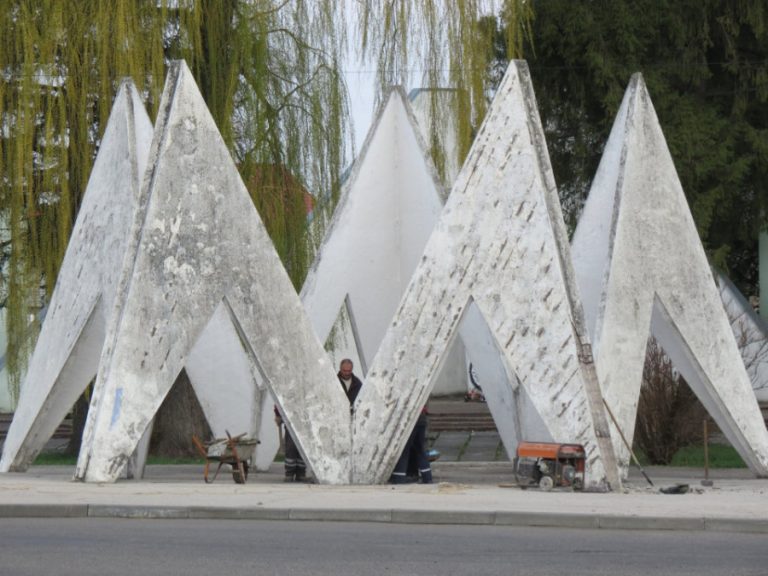 У Дрогобичі демонтують “Вічний вогонь”