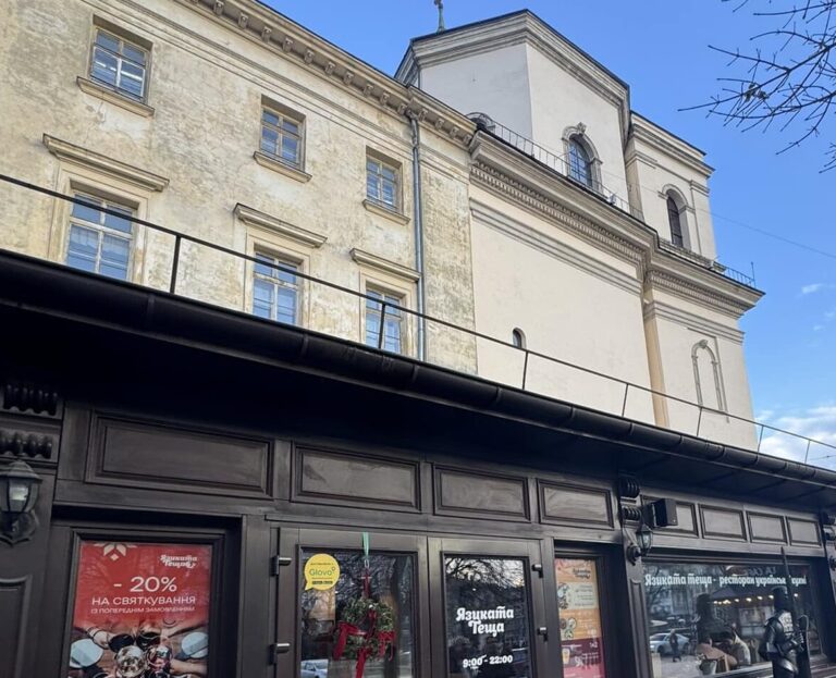 У Львові хочуть узаконити “наливайку” біля Гарнізонного храму У Львові хочуть узаконити “наливайку” біля Гарнізонного храму