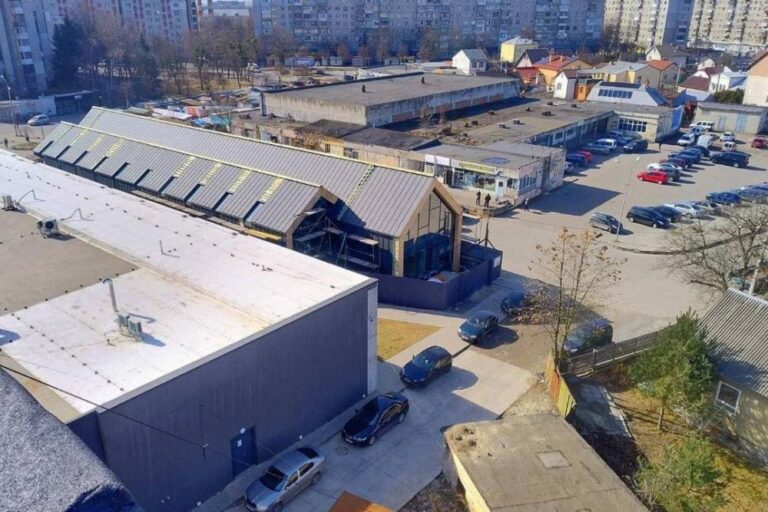 У Львові завершують зводити перший комунальний ринок