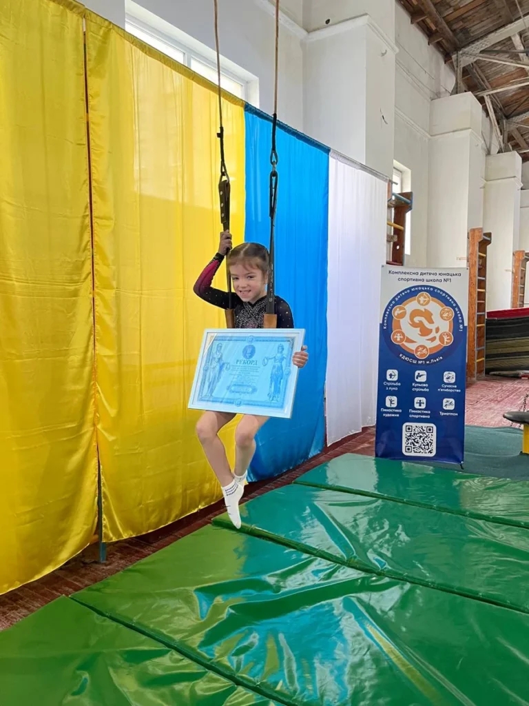 Пʼятирічна гімнастка зі Львівщини встановила рекорд України Пʼятирічна гімнастка зі Львівщини встановила рекорд України