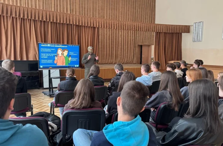 dlya-uchniv-200-shkil-oblasti-vzhe-provely-lektsiyi-z-protydiyi-verbuvannyu-vorogom