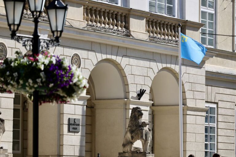 У центрі Львова сьогодні майорітиме кримськотатарський прапор У центрі Львова сьогодні майорітиме кримськотатарський прапор