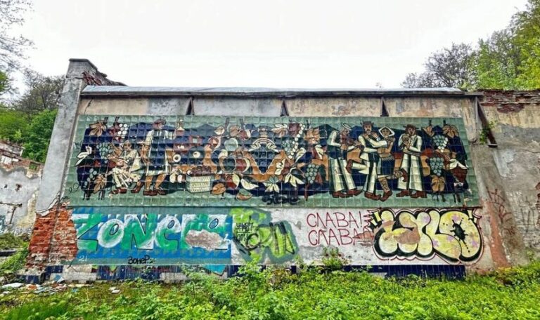 Керамічне панно «Збір винограду» на Погулянці розібрали Керамічне панно «Збір винограду» на Погулянці розібрали