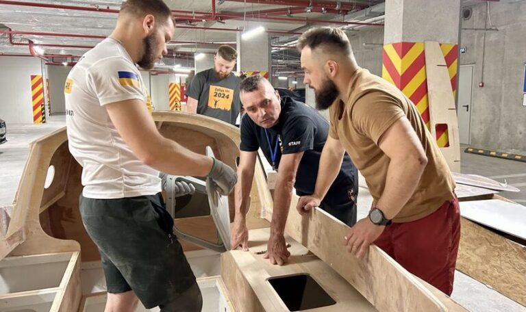 У Львові ветерани самотужки будують яхту У Львові ветерани самотужки будують яхту
