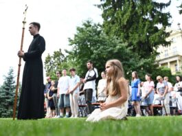 У Митрополичих садах Собору святого Юра відбулася Молодіжна літургія