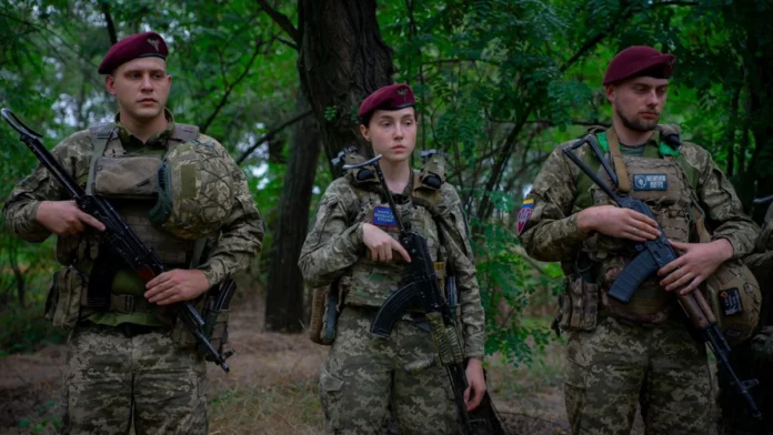 zahysnytsyu-iz-lvivshchyny-nagorodyly-pochesnoyu-vidznakoyu-zolotyy-hrest-1