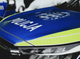 У Польщі затримали двох чоловіків, які зірвали прапор з консульства України