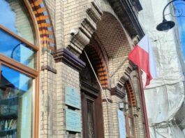 У Перемишлі з почесного консульства України зірвали прапор