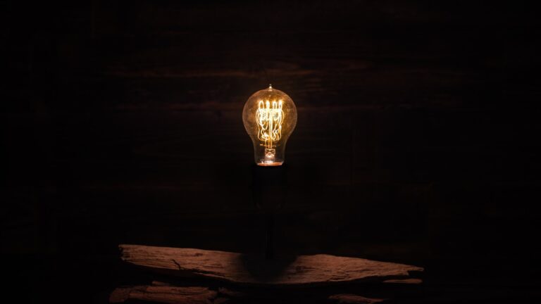 На Чернігівщини запровадили тривалі відключення світла: діє погодинний графік