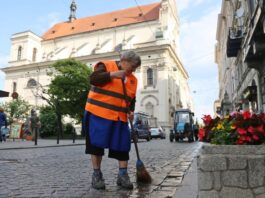 У Львові найкращі двірники отримуватимуть додаткову премію за роботу
