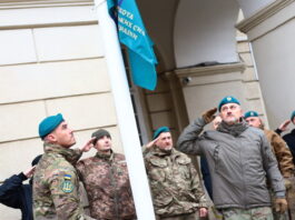Перед Ратушею підняли прапор Морської піхоти в пам’ять про загиблих побратимів