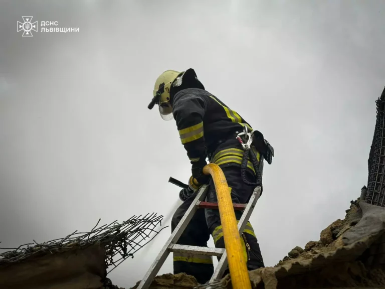 На Львівщині атаковано енергооб’єкт, у Шептицькому районі пожежа через падіння уламків