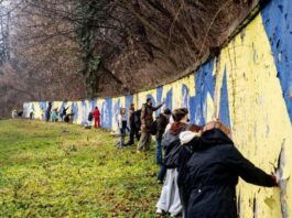 У Львові відновлюють мурал Азовсталь