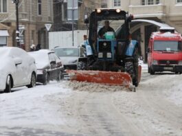 Майже півтори тисячі двірників чистять Львів від снігу