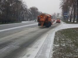 На вулицях Львова працює снігоприбиральна техніка