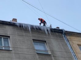 У Львові за допомогою автовишок і альпіністів комунальники збивають бурулі