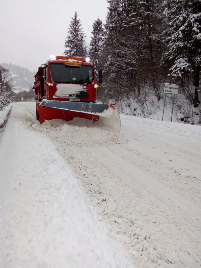 dorogy-lvivshchyny-snigoochysna-tehnika-pratsyuvala-protyagom-usiyeyi-nochi-2