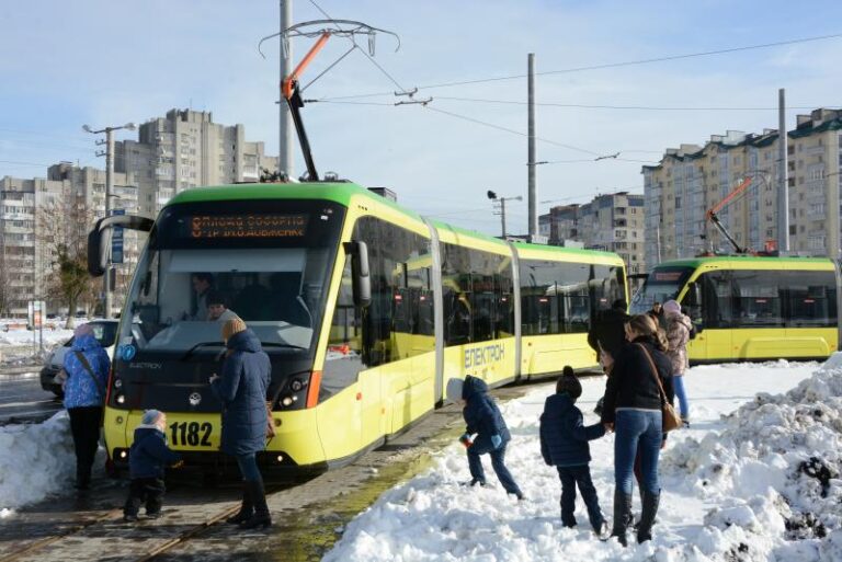 Уряд перевів лікарні та електротранспорт на загальні графіки відключень світла. Садовий обурений