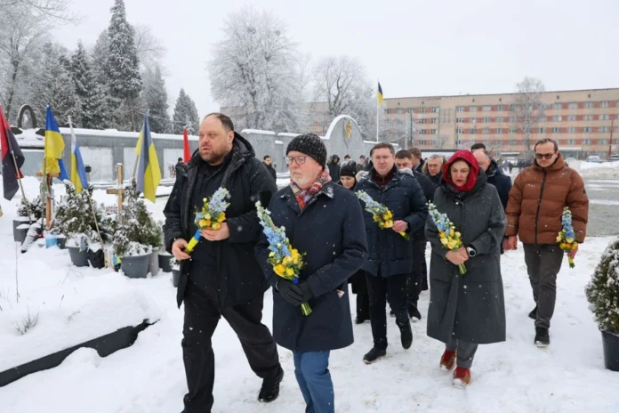 kerivnytstvo-verhovnoyi-rady-vshanuvalo-pam-yat-andriya-parubiya-ta-zagyblyh-ukrayinskyh-viyskovyh-na-lychakivskomu-kladovyshchi-1