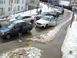 У Львові чоловік облаяв водія, який спинився під час хвилини мовчання
