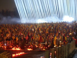 У Львові запалили «Промені пам’яті» над могилами полеглих Захисників