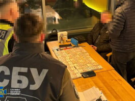 Чиновник вимагав від підрядника «відкат» 1,2 млн за поставку навчального обладнання до київських шкіл