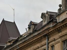 На вул. С. Бандери працюватиме автовишка – зніматимуть аварійні елементи з даху будинку