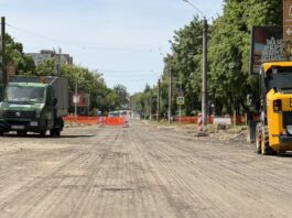 Реконструкція вул. Мазепи: демонтують старе покриття і контактну мережу