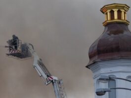 рускіє вдарили по Лаврі: горить дах Успенського собору