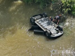 На Львівщині легковик перекинувся у річку: загинув 27-річний водій