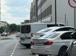 На ділянці вул. Залізничної водії заїжджають на тротуари та нищать газони