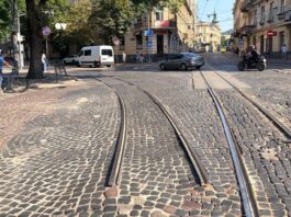 Біля вул. І. Білозіра демонтують залишки старої колії: частину вулиці перекриють