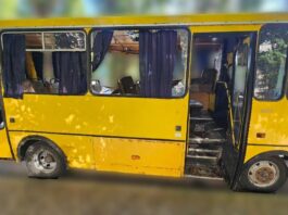 російський дрон атакував маршрутне таксі у Херсоні: двоє людей загинули, пʼятеро поранених