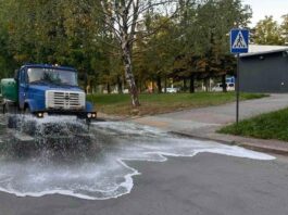 У Львові через спеку поливають дороги й трамвайні колії