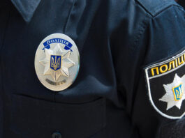 На Львівщині до відповідальності притягнули дівчину, яка танцювала у футболці та кепці з поліцейською символікою