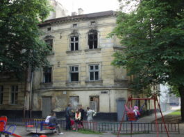 У Львові біля Опери роками занепадають два історичні будинки