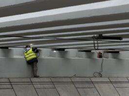 Будівництво шляхопроводу на Рясне: між мостовими балками встановлюють плити