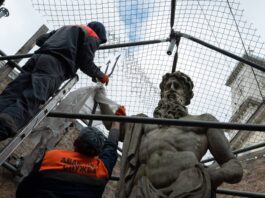У Львові обстежили скульптури на площі Ринок: є значні тріщини