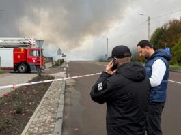 На Рівненщині росіяни вдарили по торговельному центру, є поранені