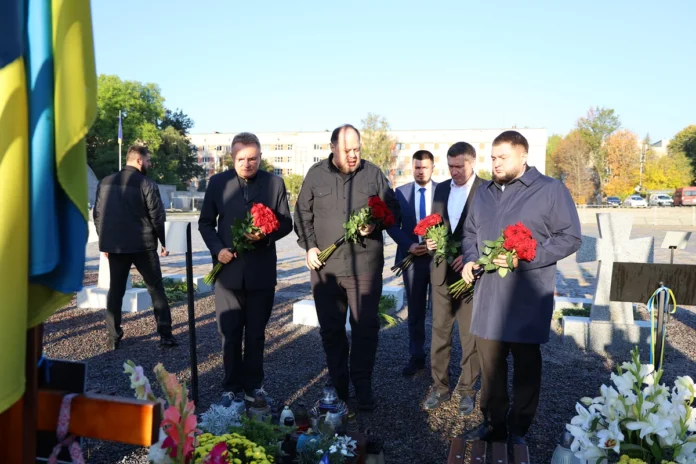 u-mezhah-robochogo-vizytu-na-lvivshchynu-ruslan-stefanchuk-vshanuvav-pam-yat-ukrayinskyh-voyiniv-1