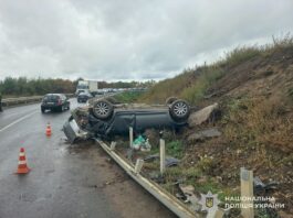 У Львівському районі водій авто наїхав на ґрунтовий насип: троє травмованих