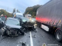 На Львівщині зіткнулися три авто: шестеро травмованих, серед яких троє дітей,