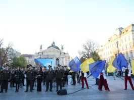 Біля Львівської опери відзначили День захисників і захисниць